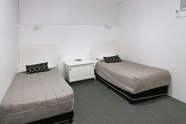Plus, Family, 1 Queen and 3 Single Beds، COUSINS MOTOR INN 1/7