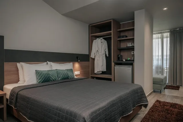 Deluxe, Queen Bed, Sofa, Elizabeth Queen Luxury Rooms 1/10