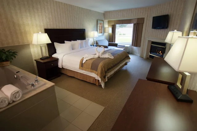 Room, King Bed, Jetted Tub, East Wing، Best Western Brantford Hotel Conference Centre 2/4