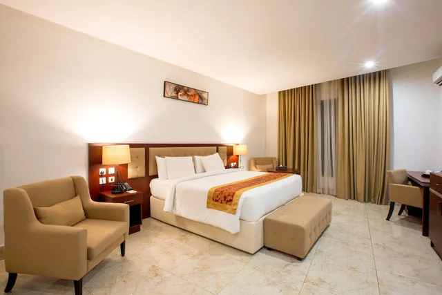 Executive, Queen Bed, Johnwood Hotel by Bolton 2/4