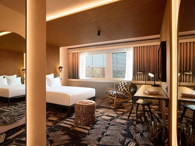 Large Mama, Queen Bed, Accessible، Mama Shelter Zurich 2/6