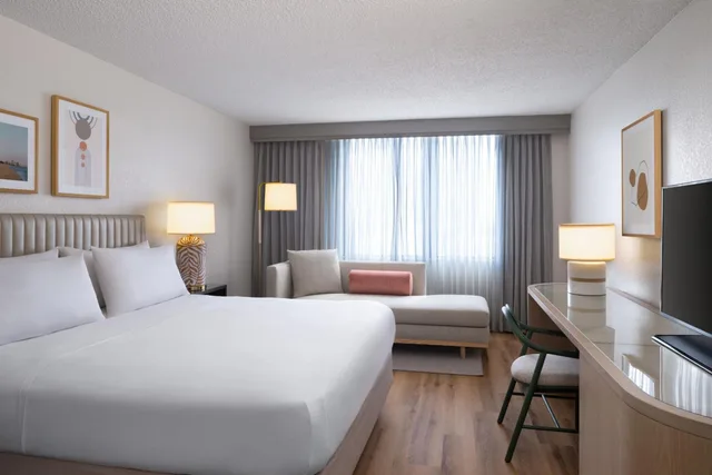غرفة بسرير كينج أو كوين، Renaissance Fort Lauderdale Marina Hotel 1/6
