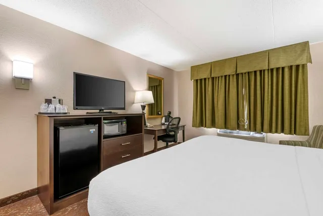 غرفة بسرير كينج بإطلالة على المسبح، Best Western Plus New Ulm 3/4
