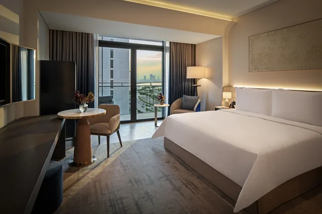 Deluxe Partial Canal View King، Palace Dubai Creek Harbour 1/7