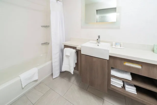جناح بسريرين كوين مع سرير سحّاب إضافي لذوي الإعاقة، SpringHill Suites by Marriott Island Park Yellowstone 5/7