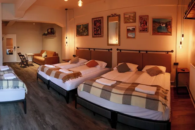 غرفة عائلية بسريرين كوين بحمام خاص مع أريكة، Kex Hostel Reykjavík 4/10
