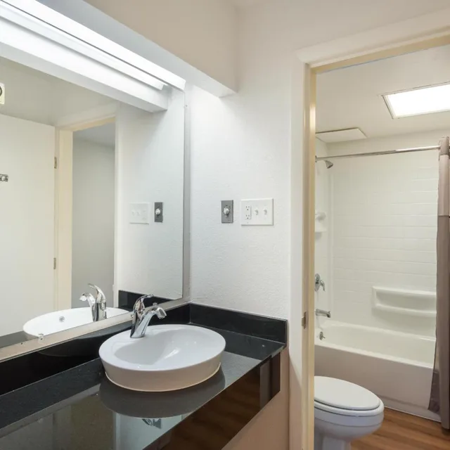 2 Queen Beds - Mobility Accessible Tub Nsmk، Motel6 Colorado Springs, CO - Air Force Academy 6/9