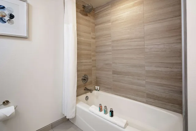 استوديو تقليدي بسريرين كوين لذوي الإعاقة، The Cassara Carlsbad Tapestry Collection By Hilton 7/7