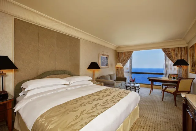 غرفة بريميوم بسريرين منفصلين بإطلالة على البحر، Intercontinental Phoenicia Beirut 4/8