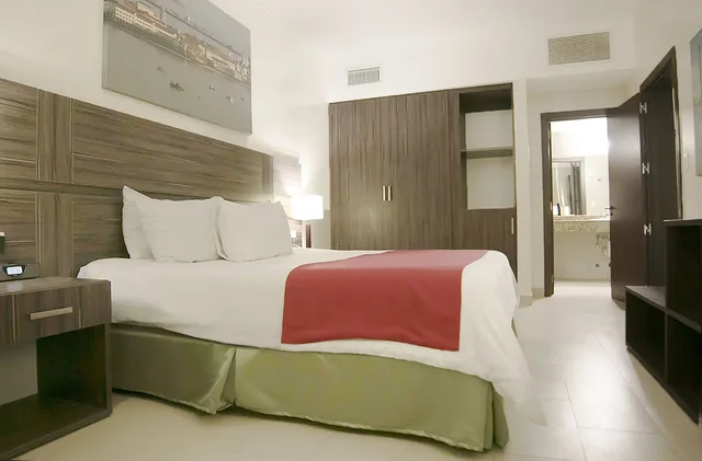 Deluxe, King Bed, Victoria Hotel and Suites Panama 2/6