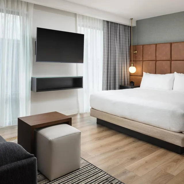 جناح استوديو بسرير كينج لذوي الإعاقة، Embassy Suites by Hilton Chattanooga Downtown 2/3