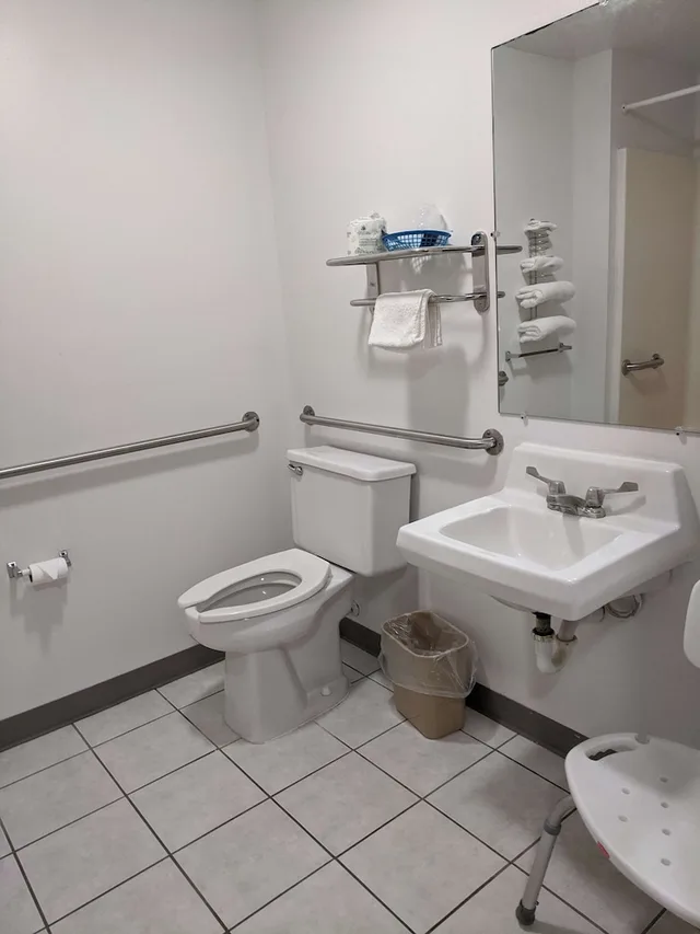غرفة بسرير كوين لذوي الإعاقة، Americas Best Value Inn West Frankfort 4/4