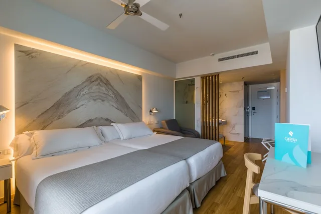 غرفة بسريرين منفصلين بشرفة بإطلالة جزئية على البحر، Talayot Hotel by Senator 2/5