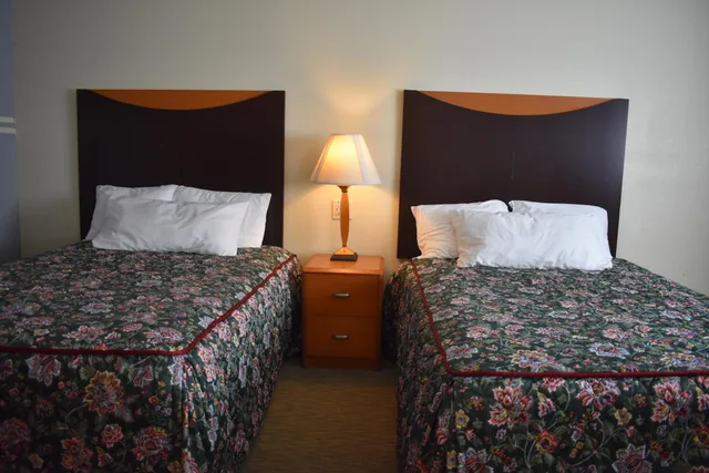 Standard, Double Bed, East Norwich Inn-Oyster Bay, Long Island, NY 7/10