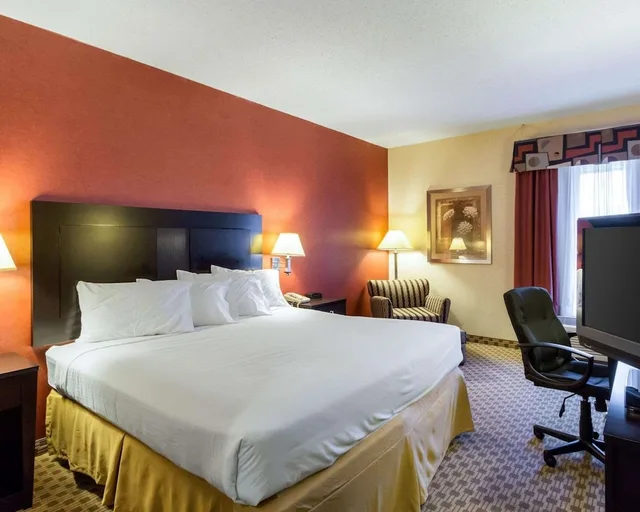 غرفة قياسية بسرير كينج، Quality Inn & Suites Oakwood Village - Cleveland South 1/2