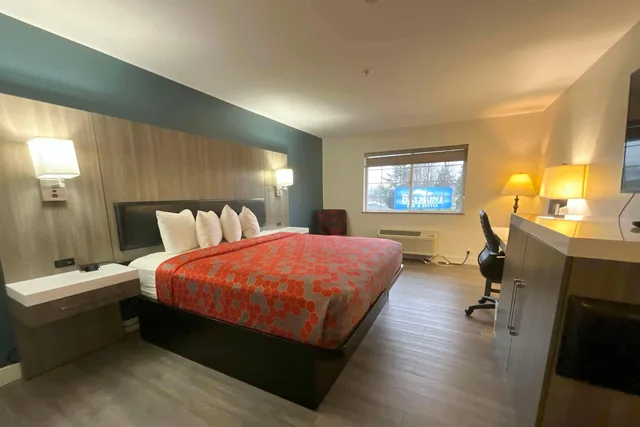 Junior Suite, King Bed, Baymont by Wyndham Kent/Seattle 2/4