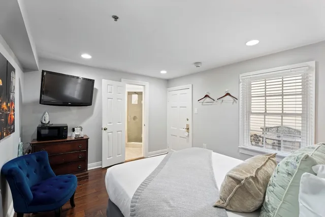 Comfort, Queen Bed, Ground Floor, Hotel St Pierre French Quarter 6/10