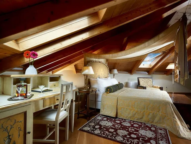 Suite, King Bed, Grande Bretagne Hotel 2/7