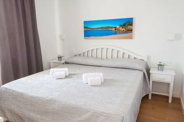 شقة بأربعة أسرّة بإطلالة على المسبح بشرفة بغرفتي نوم مع أريكة، Naranjos Resort Menorca 3/7