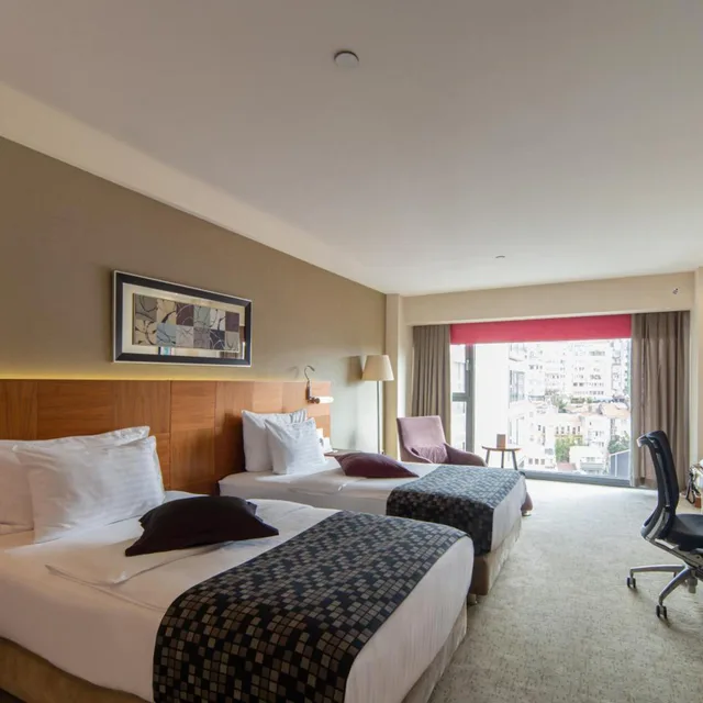 غرفة بريميوم بسرير فردي، Crowne Plaza Istanbul Harbiye Hotel 3/10