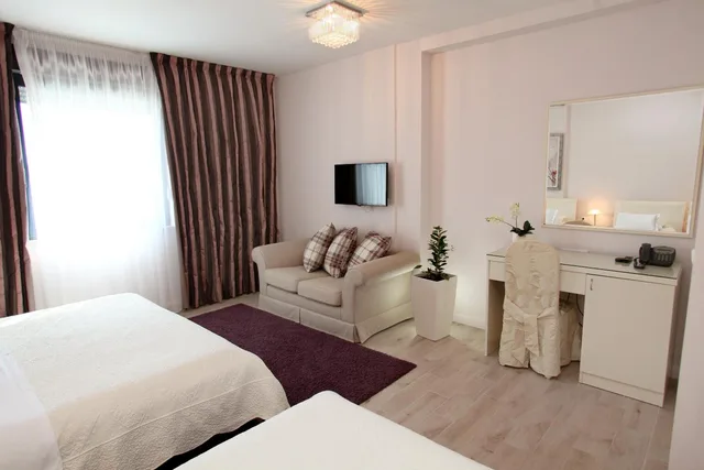 Room, Triple, 1 Queen and 1 Single Bed, Aparthotel Bellevue 1/1