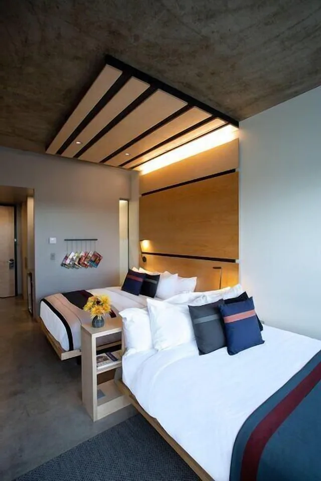 استوديو بسريرين كوين، The Source Hotel 2/10