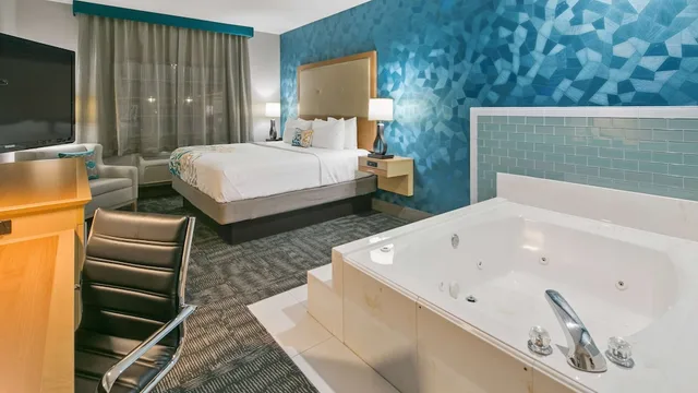 جناح بسرير كينج بحوض جاكوزي، Best Western Plus Houston Atascocita Inn & Suites 3/3