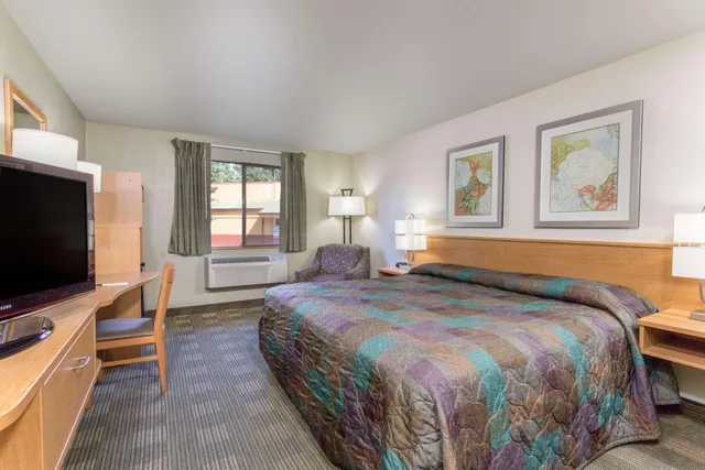 جناح بسرير كينج، Super 8 By Wyndham Lacey Olympia Area 2/2