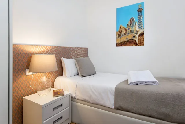 4 Bedrooms, Family, Apartment, 1 Double and 4 Single Beds، Mercedes Heritage Barcelona Apartments 4/6