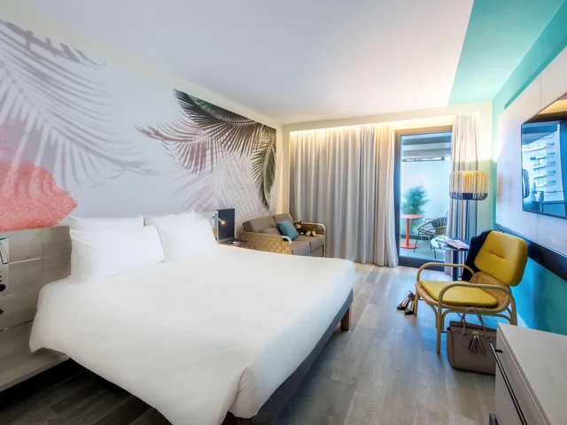 Riviera, Superior, Queen Bed, Garden Side, Sofa، Novotel Monte Carlo 1/4