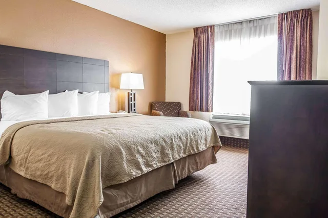 غرفة بسرير مزدوج، Quality Inn Jackson Northwest 2/4