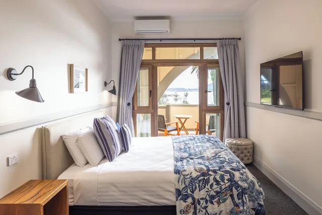 غرفة بسرير كينج بإطلالة على البحر، Bermagui Beach Hotel 1/3