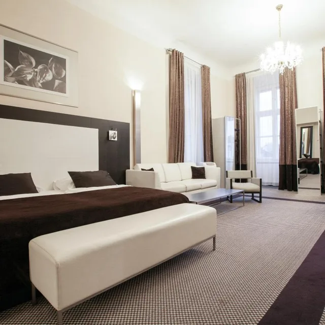 غرفة عائلية، Old Town Square Residence by Emblem 3/6