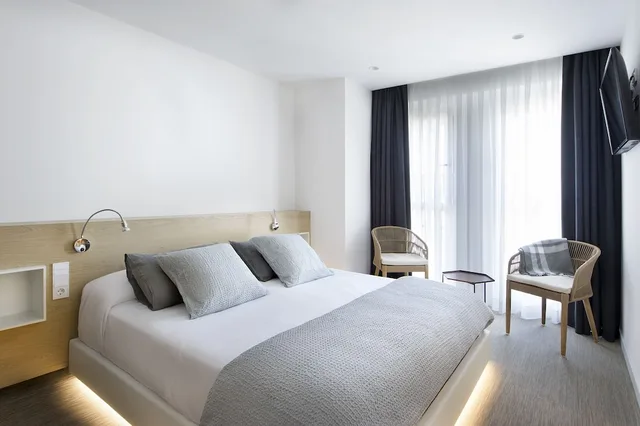 غرفة بسرير كينج بإطلالة على البحر، Donna Hotel Boutique 1/4