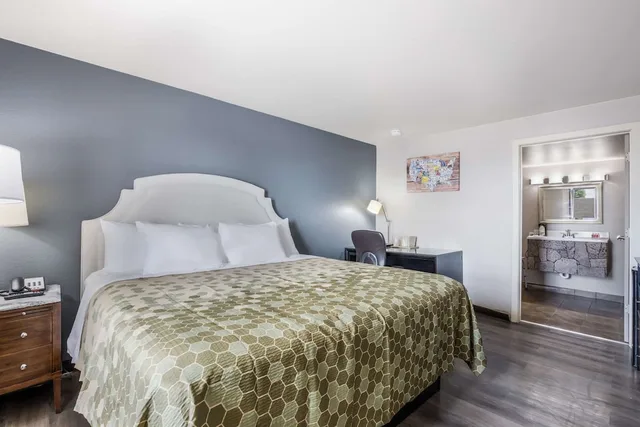 غرفة قياسية بسرير كينج، Econo Lodge Neenah 6/10