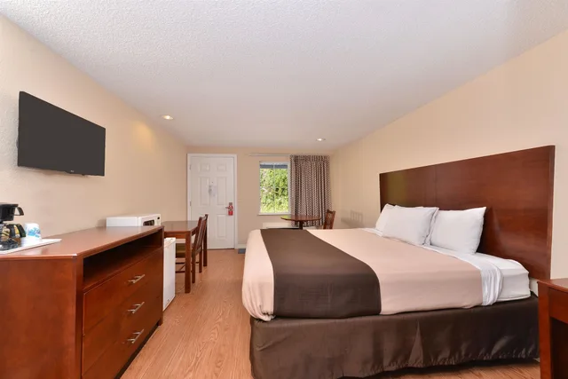 غرفة بسرير كينج، Americas Best Value Inn St. Clairsville/Wheeling 1/3