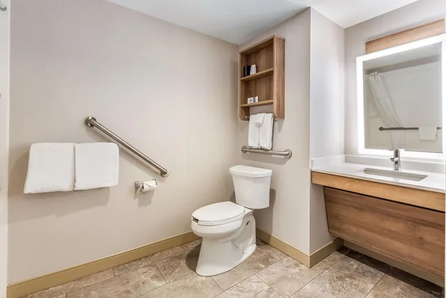 غرفة قياسية بسرير كوين لذوي الإعاقة، Microtel Inn Suites By Wyndham Timmins 9/10
