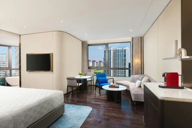 غرفة بريميوم بسرير كينج مع دخول الصالة، HUALUXE Shanghai Changfeng Park 3/8