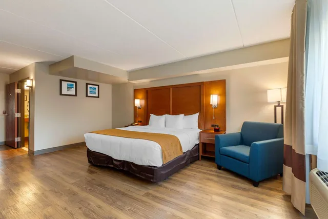 Room, King Bed, Accessible, Comfort Inn & Suites Milford DE 1/4