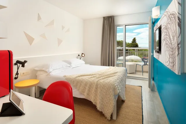غرفة سوبيريور بسرير مزدوج بإطلالة على المسبح بشرفة، Pharos, Hvar Bayhill Hotel 7/10