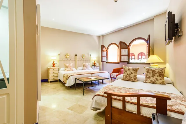 Family, Double Bed, Patio De La Alameda 5/8