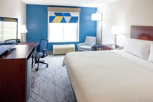 غرفة قياسية بسرير كوين، Holiday Inn Express Hotel And Suites Wichita Airport 1/3