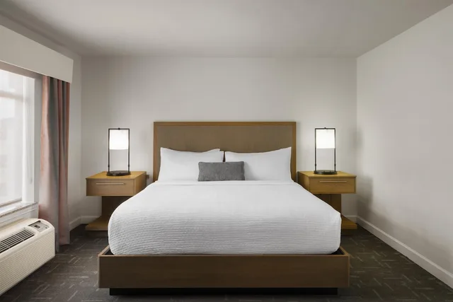 جناح بسرير كينج مع أريكة بمنطقة جلوس لذوي الإعاقة، Holiday Inn Express Hotel And Suites Houston Downtown Convention Center 2/3