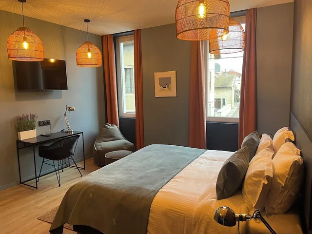 استوديو بسرير كوين، Nouvel Hotel 5/10