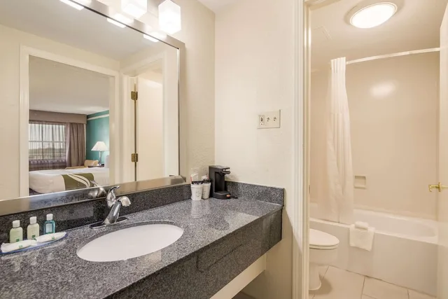 غرفة قياسية بسريرين مزدوجين للمدخنين، Quality Inn Tulsa Central 5/5