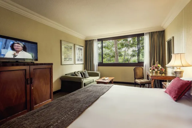 Luxury, Family, King Bed, Sofa, The Cascades Hotel At Sun City Resort 3/7
