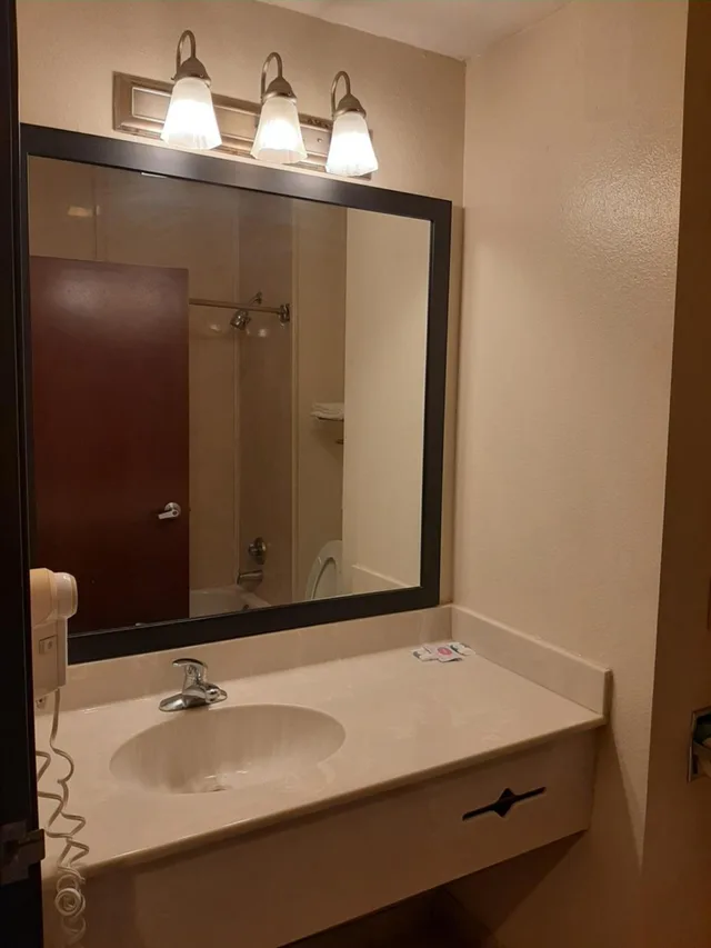 Room, King Bed, Baymont Inn And Suites Carthage 5/6