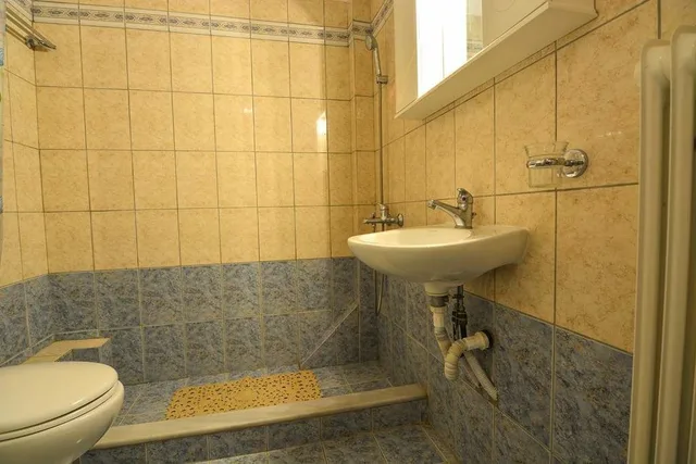 شقة ملكية بإطلالة على البحر بشرفة بغرفتي نوم، White Villa 6/7
