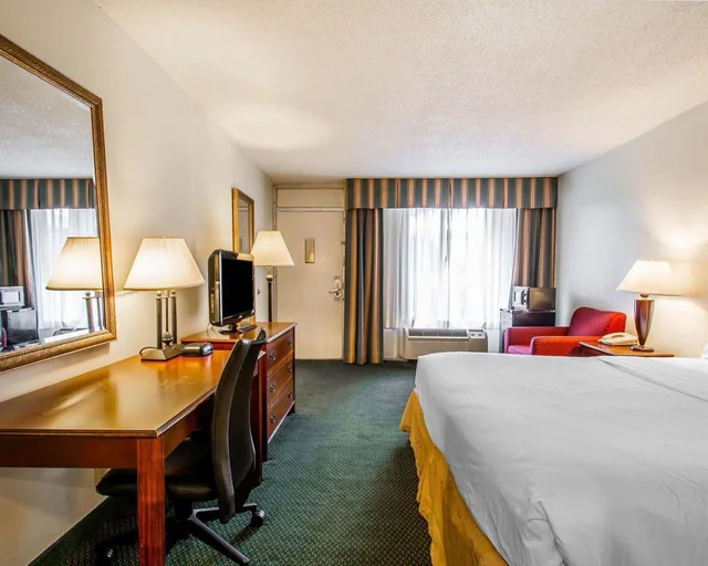غرفة قياسية بسرير كينج، Clarion Inn & Suites Dothan South 1/2