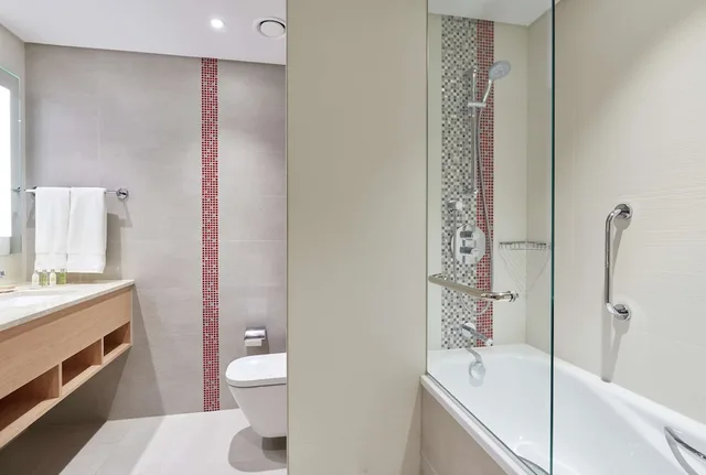 غرفة عائلية بسرير كوين، Hilton Garden Inn Muscat Al Khuwair 3/5